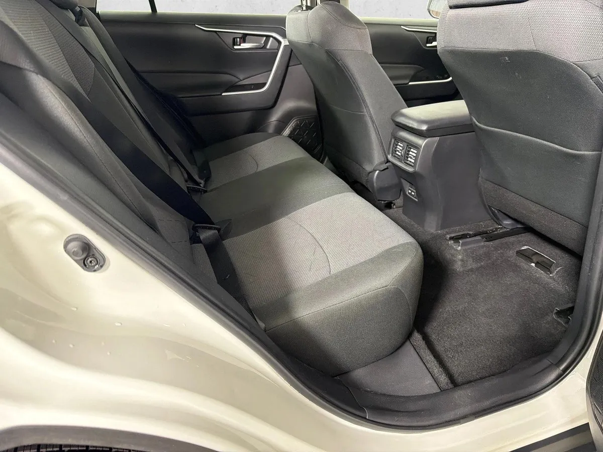 2025 Toyota RAV4 XLE thumbnail 15