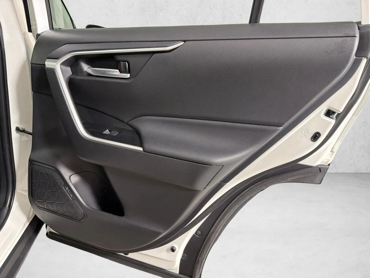 2025 Toyota RAV4 XLE thumbnail 16