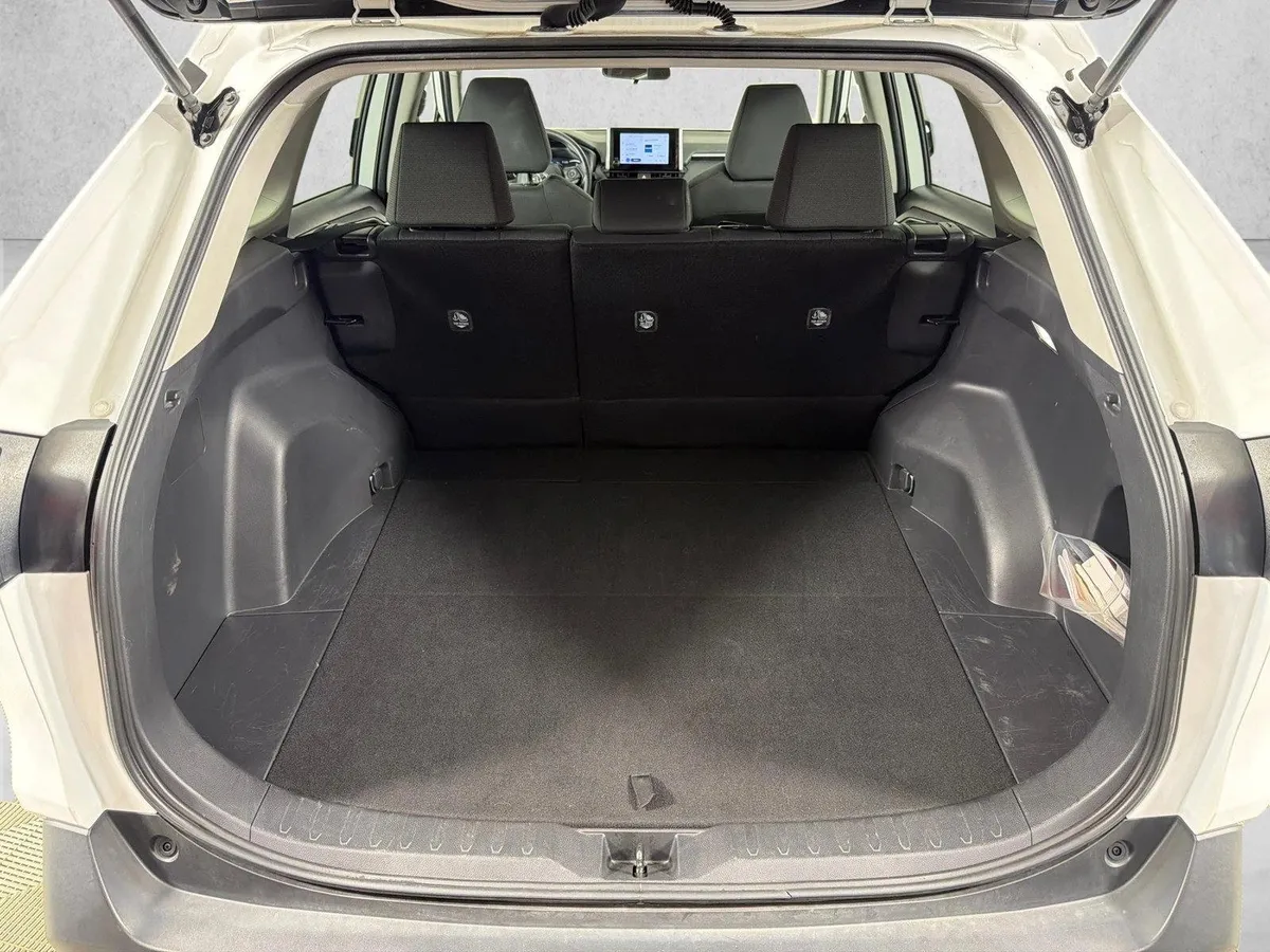 2025 Toyota RAV4 XLE thumbnail 18