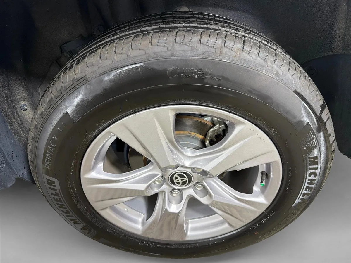 2025 Toyota RAV4 XLE thumbnail 19