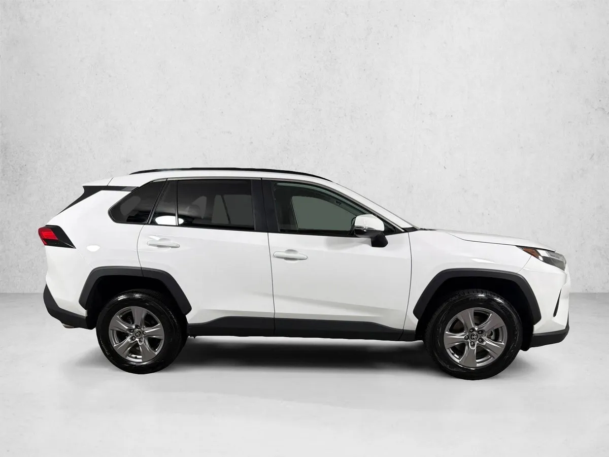 2025 Toyota RAV4 XLE thumbnail 2