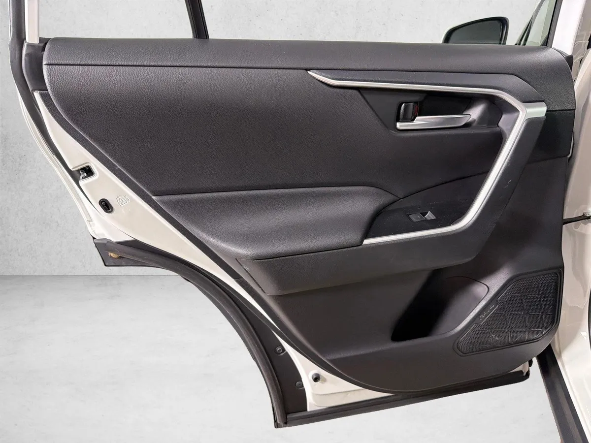2025 Toyota RAV4 XLE thumbnail 21