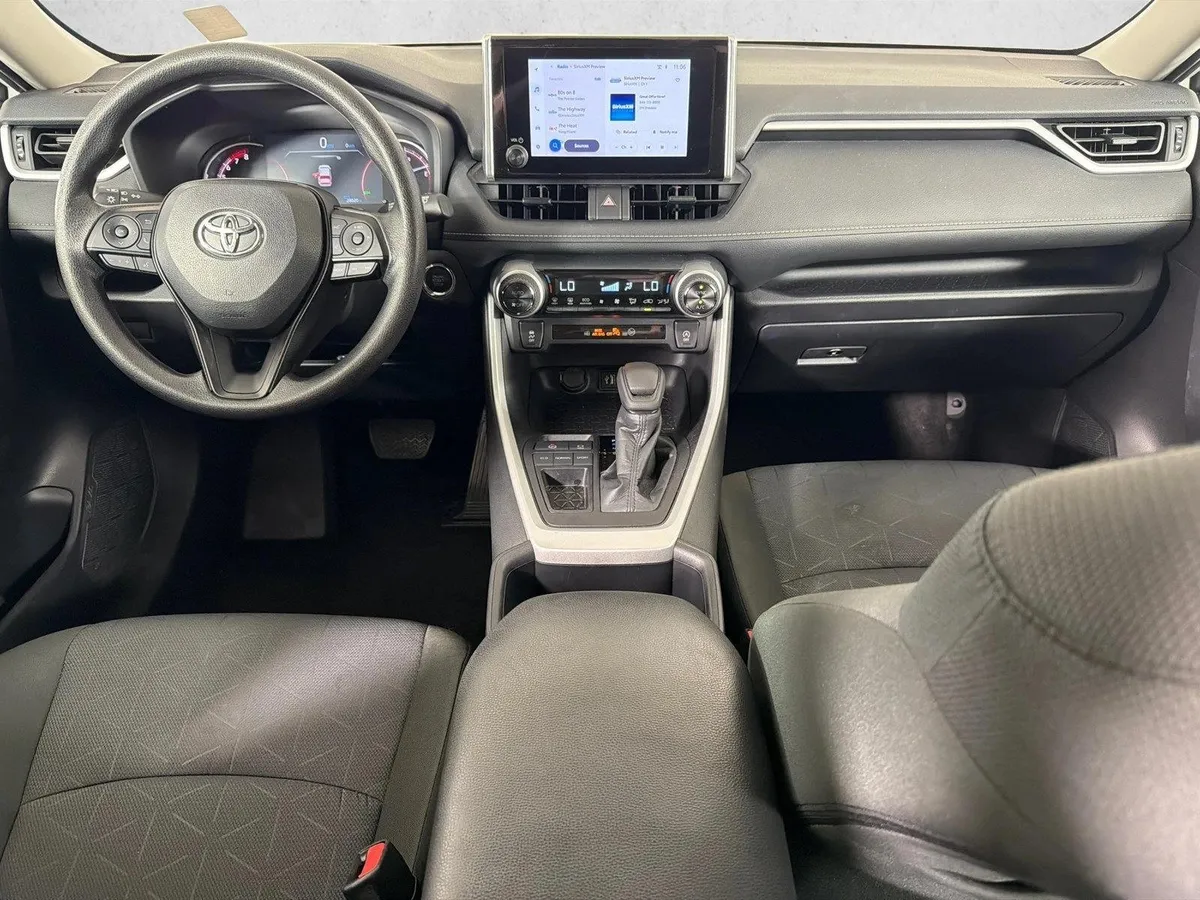 2025 Toyota RAV4 XLE thumbnail 22