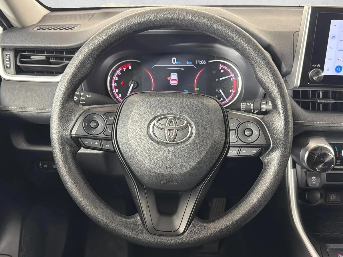 2025 Toyota RAV4 XLE thumbnail 23