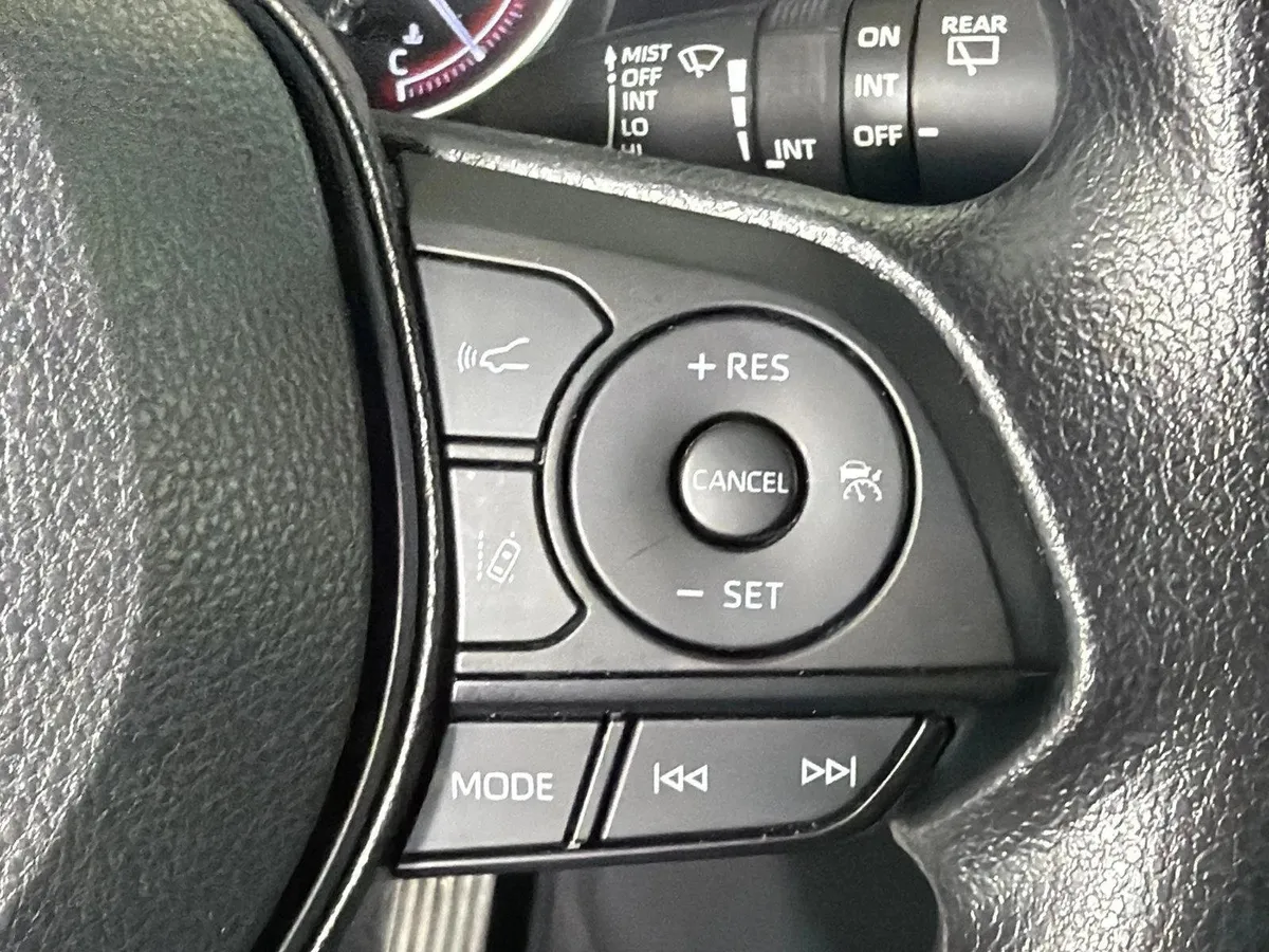 2025 Toyota RAV4 XLE thumbnail 25