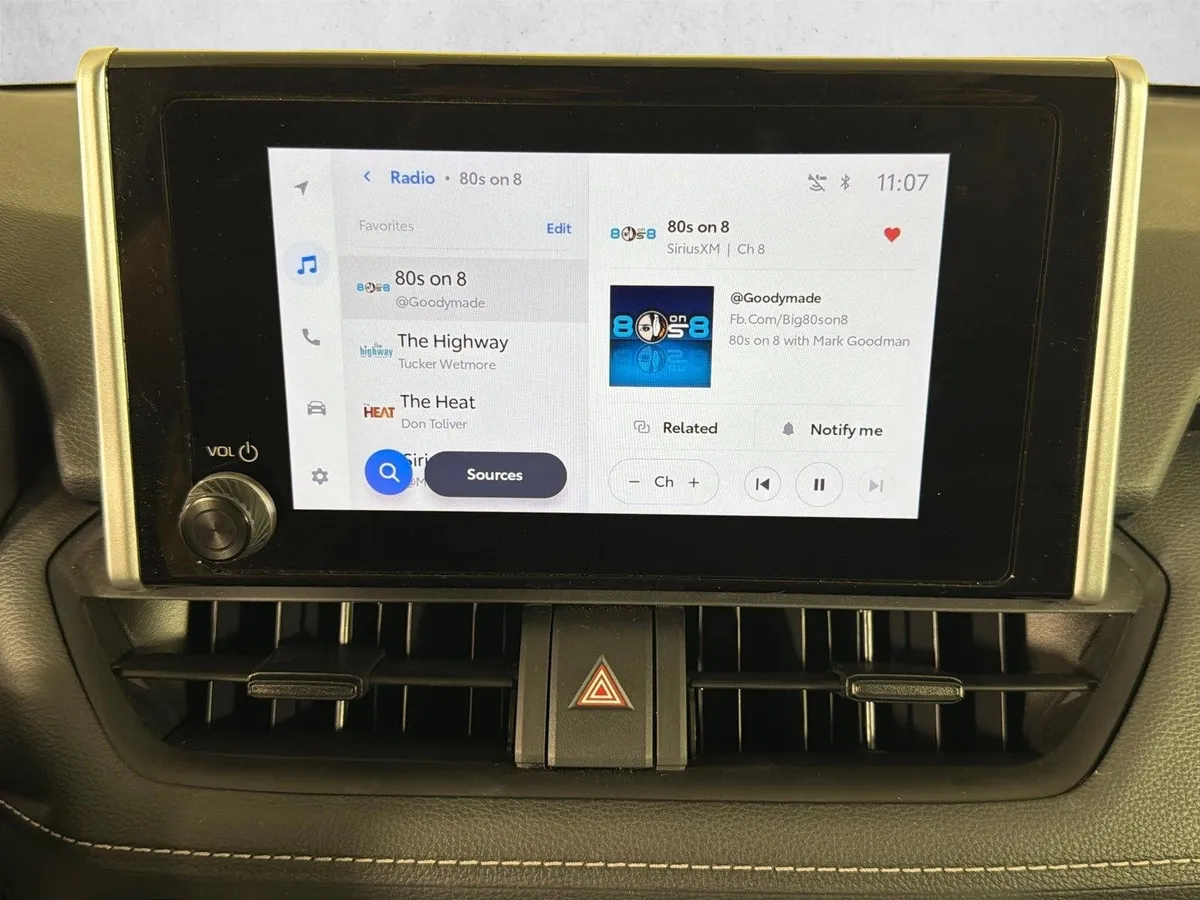 2025 Toyota RAV4 XLE thumbnail 28