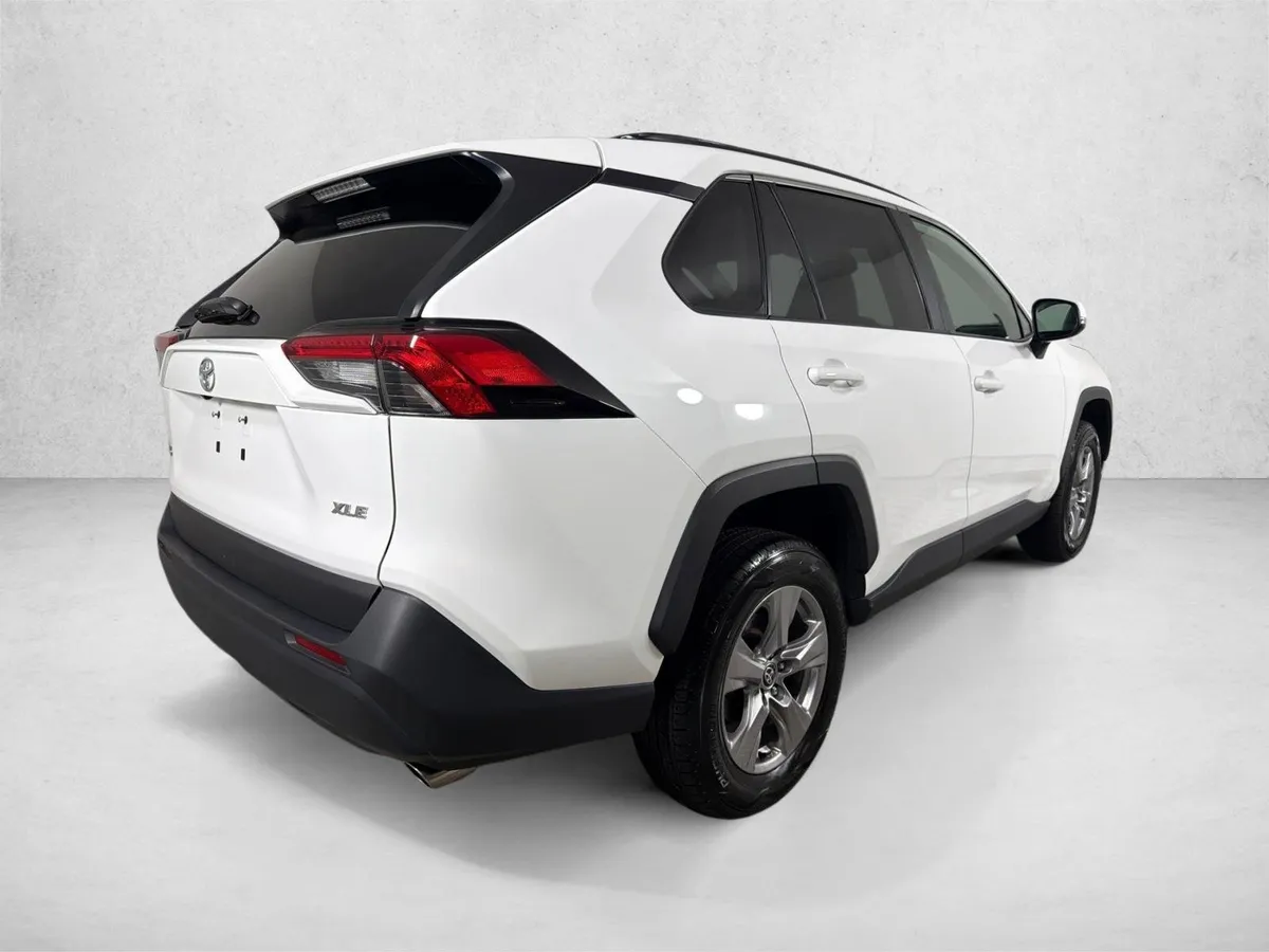 2025 Toyota RAV4 XLE thumbnail 3