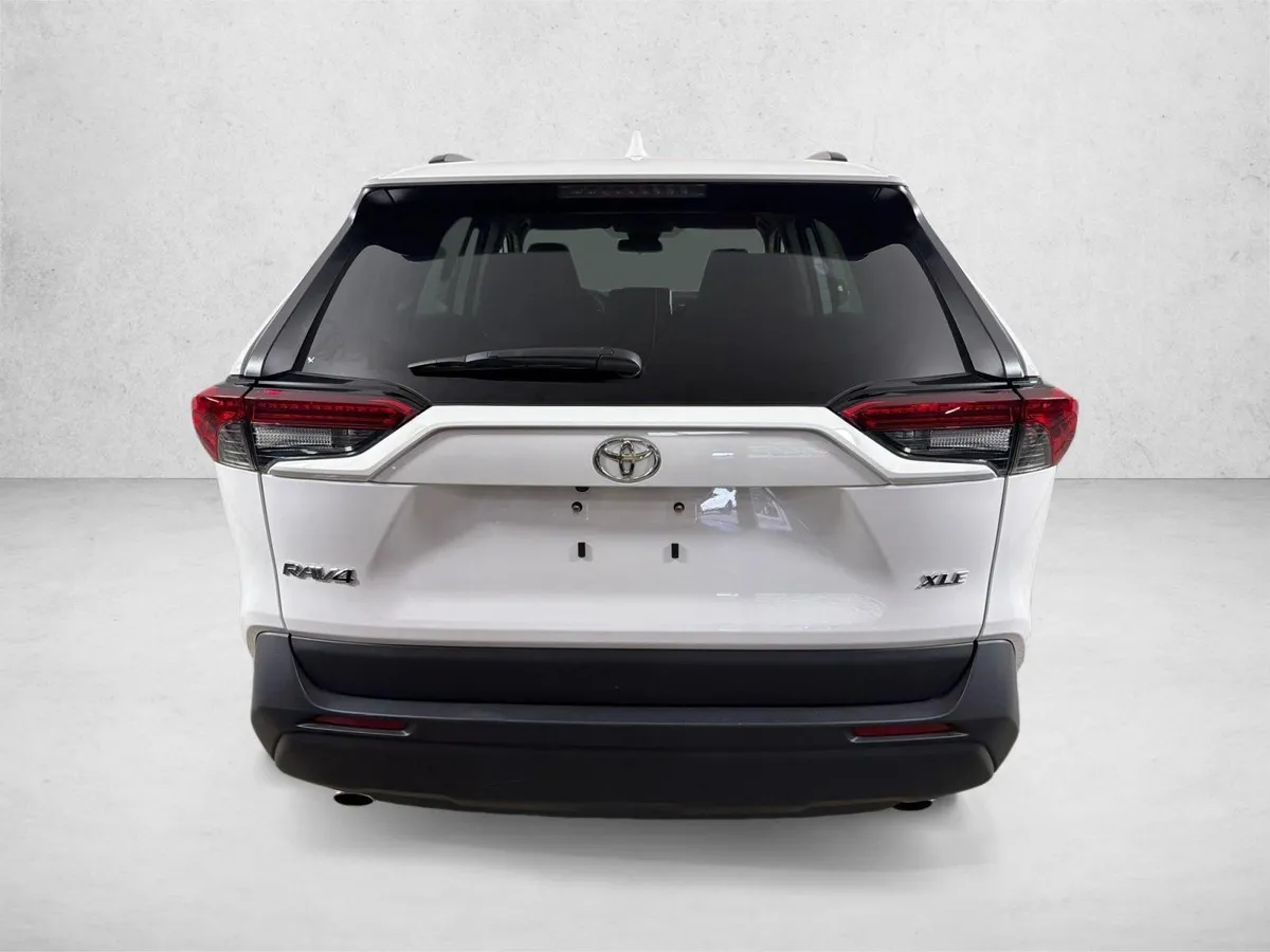 2025 Toyota RAV4 XLE thumbnail 4