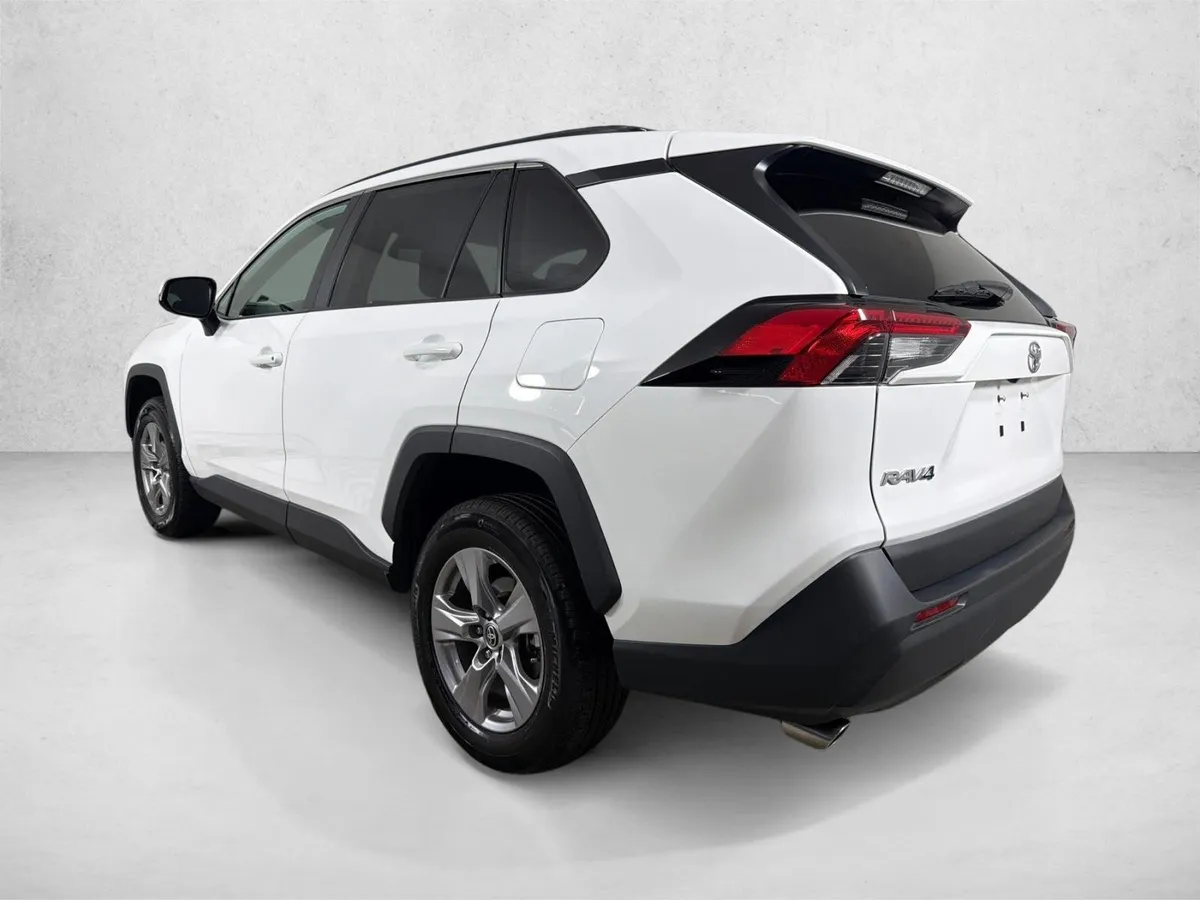 2025 Toyota RAV4 XLE thumbnail 5