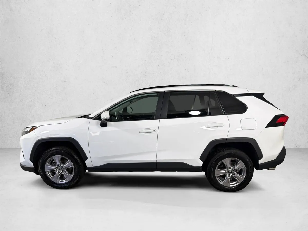 2025 Toyota RAV4 XLE thumbnail 6
