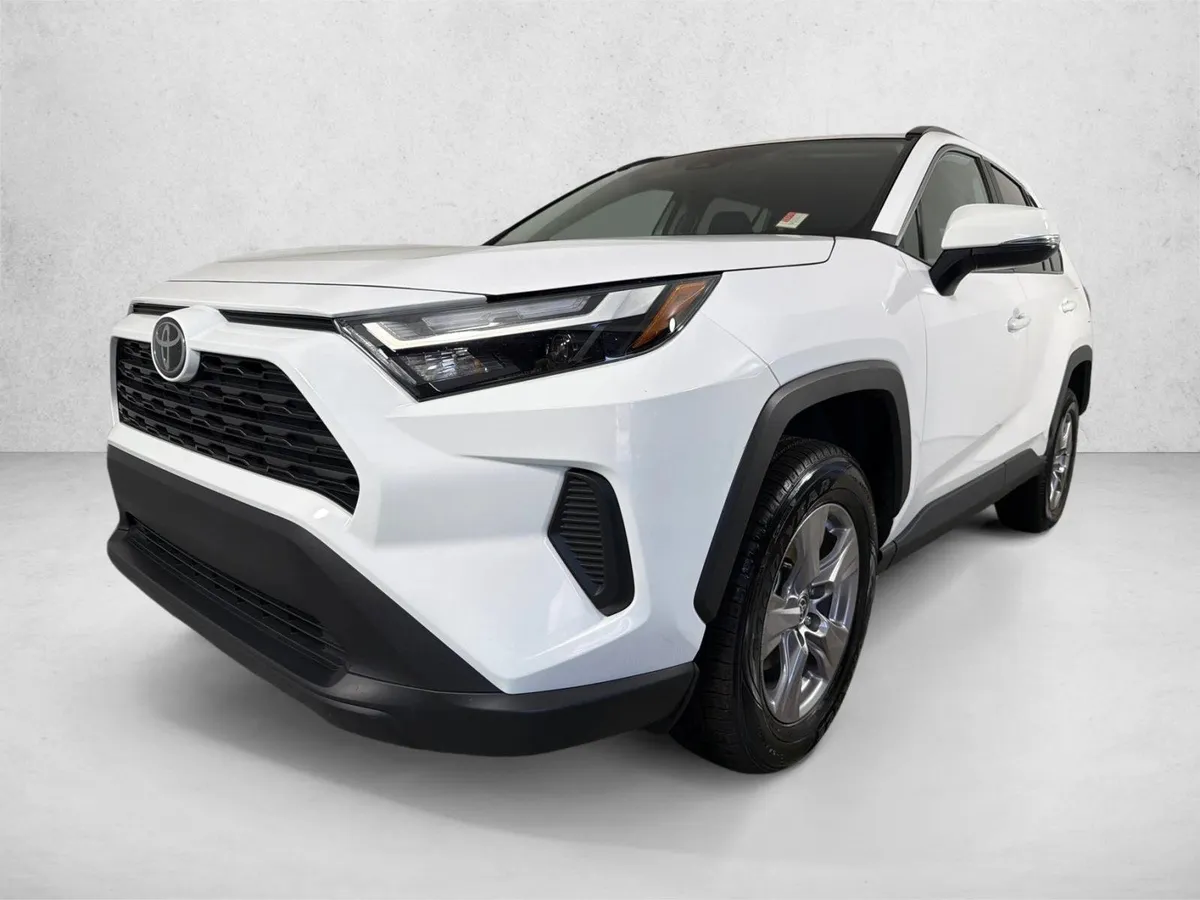 2025 Toyota RAV4 XLE thumbnail 7