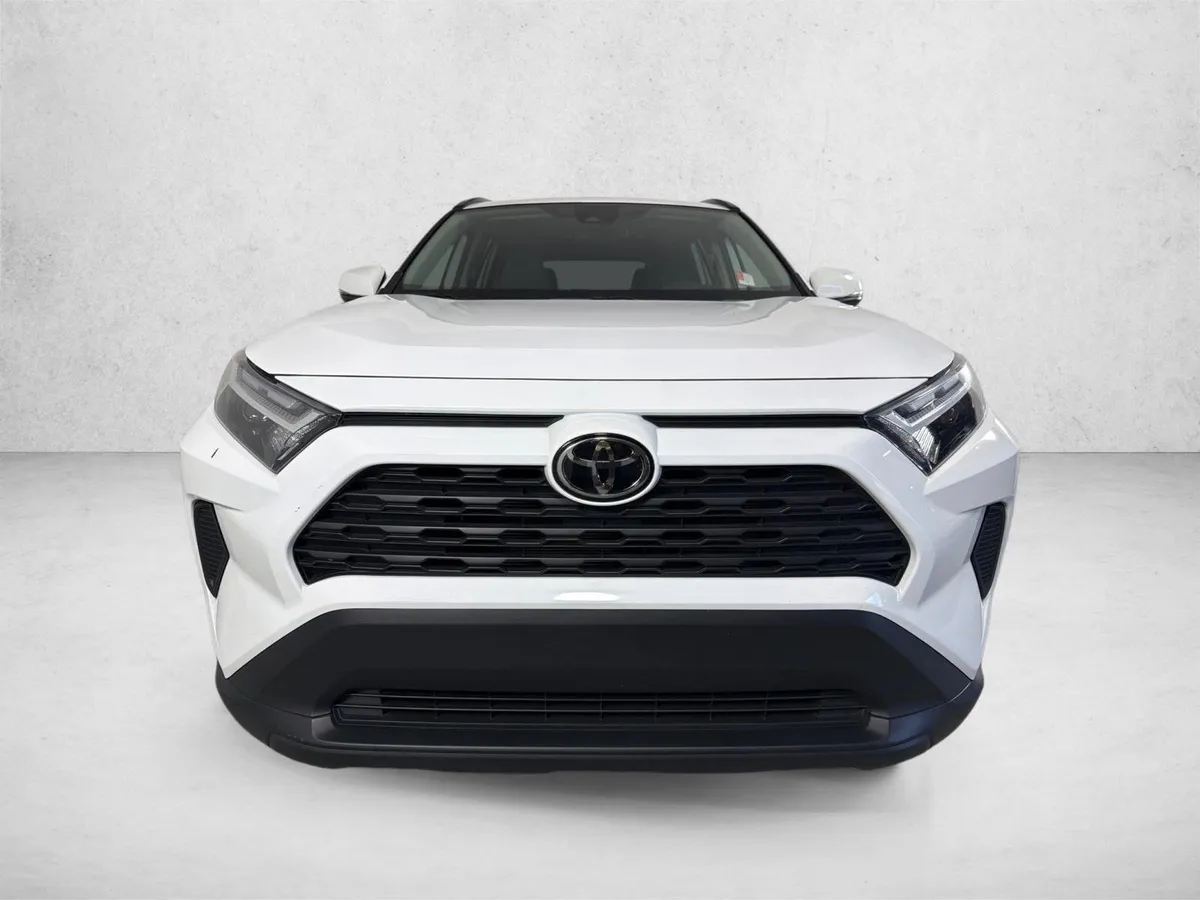 2025 Toyota RAV4 XLE thumbnail 8