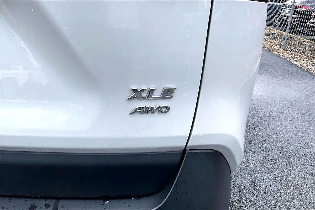 2025 Toyota RAV4 XLE Premium thumbnail 10