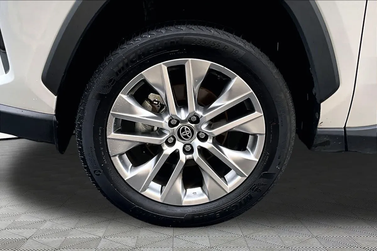 2025 Toyota RAV4 XLE Premium thumbnail 11