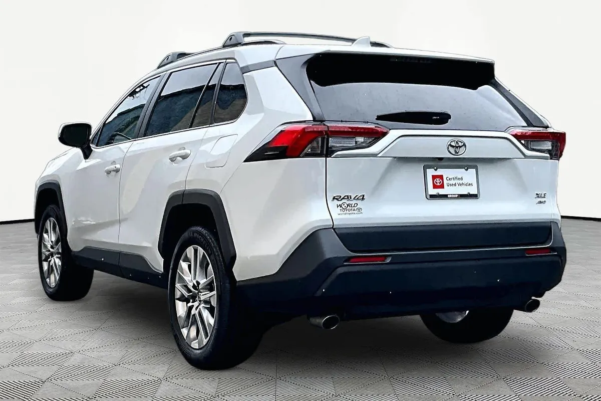2025 Toyota RAV4 XLE Premium thumbnail 12