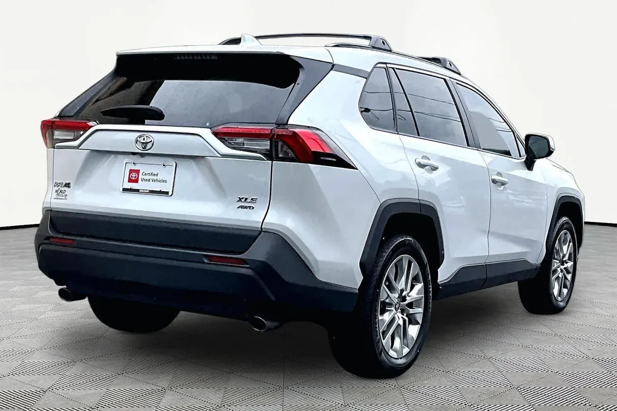 2025 Toyota RAV4 XLE Premium thumbnail 13