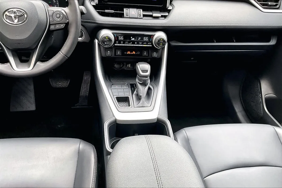 2025 Toyota RAV4 XLE Premium thumbnail 17