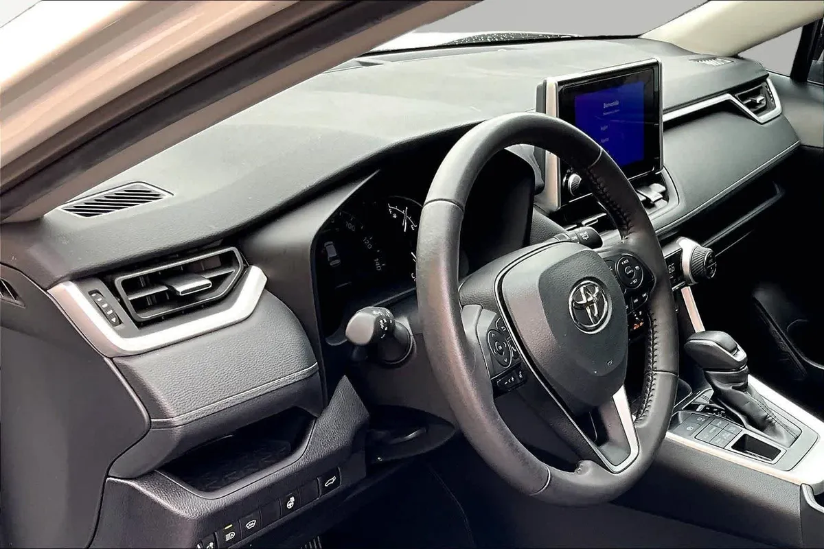 2025 Toyota RAV4 XLE Premium thumbnail 18