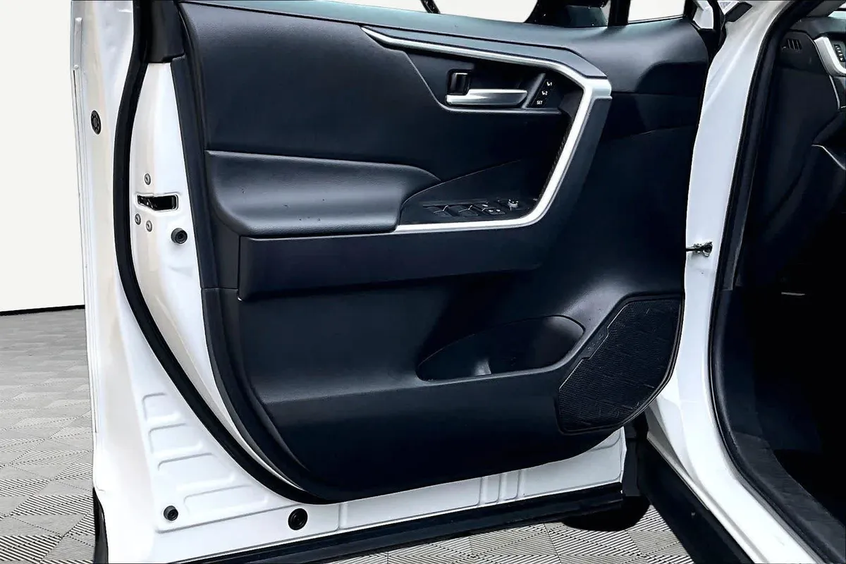 2025 Toyota RAV4 XLE Premium thumbnail 22