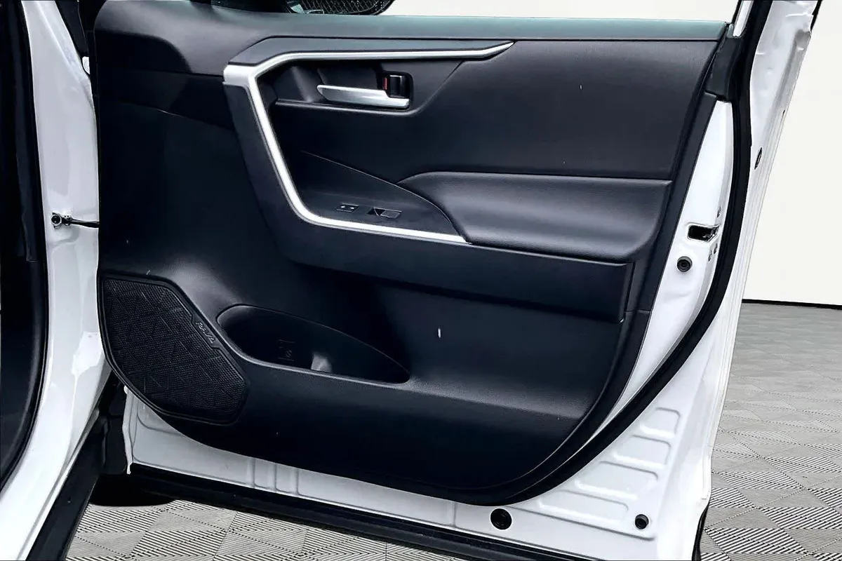2025 Toyota RAV4 XLE Premium thumbnail 23