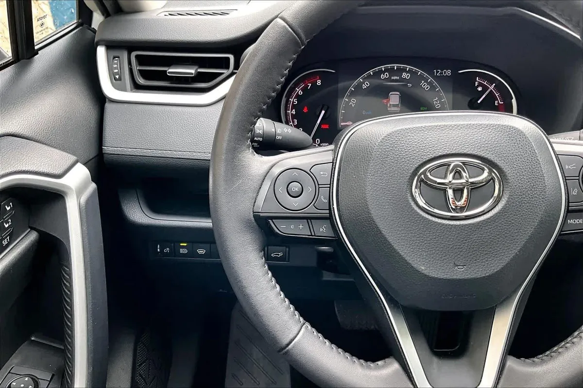 2025 Toyota RAV4 XLE Premium thumbnail 24