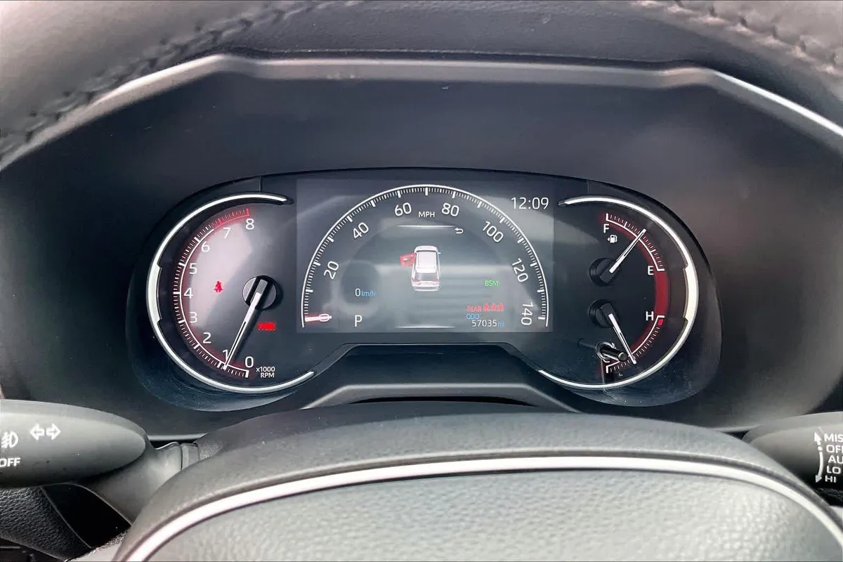 2025 Toyota RAV4 XLE Premium thumbnail 26