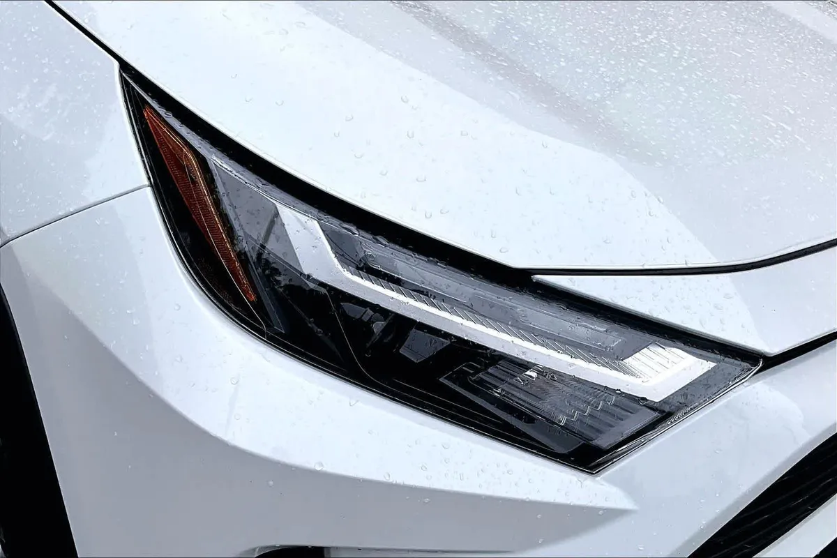 2025 Toyota RAV4 XLE Premium thumbnail 28