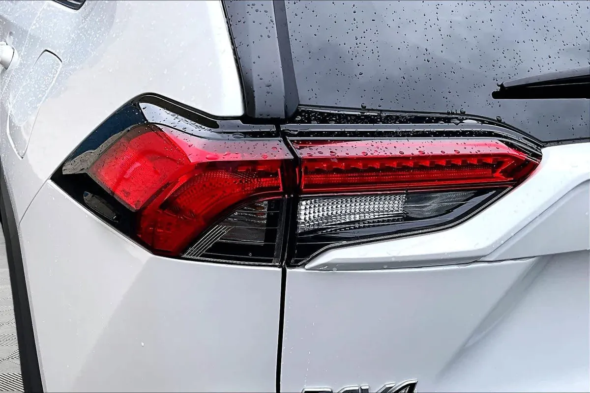 2025 Toyota RAV4 XLE Premium thumbnail 29