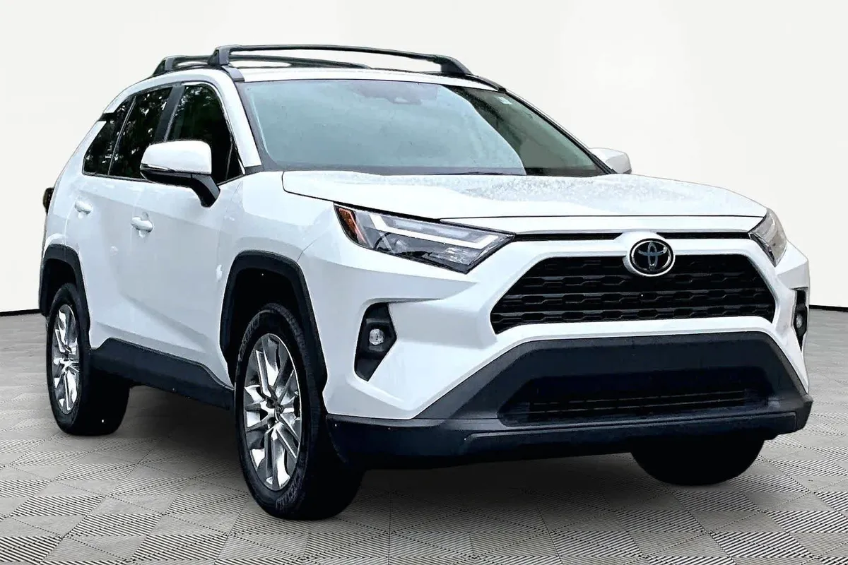 2025 Toyota RAV4 XLE Premium thumbnail 3