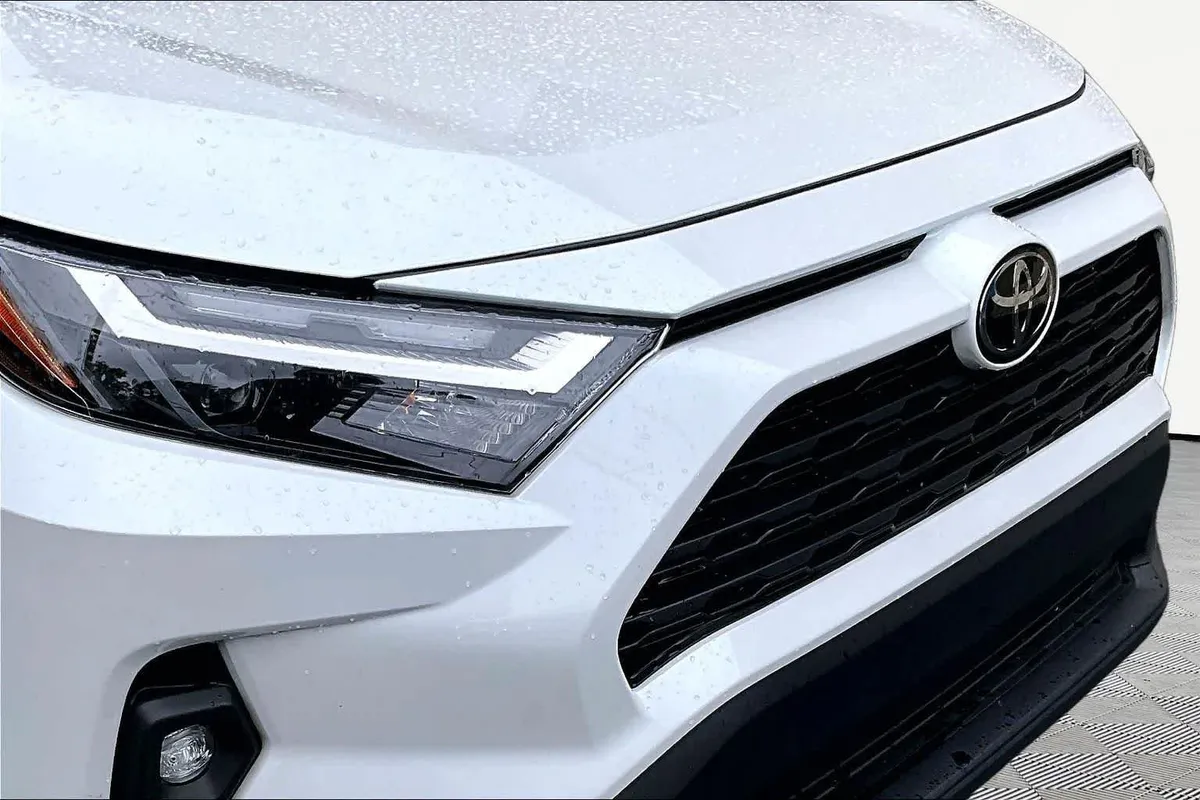 2025 Toyota RAV4 XLE Premium thumbnail 30