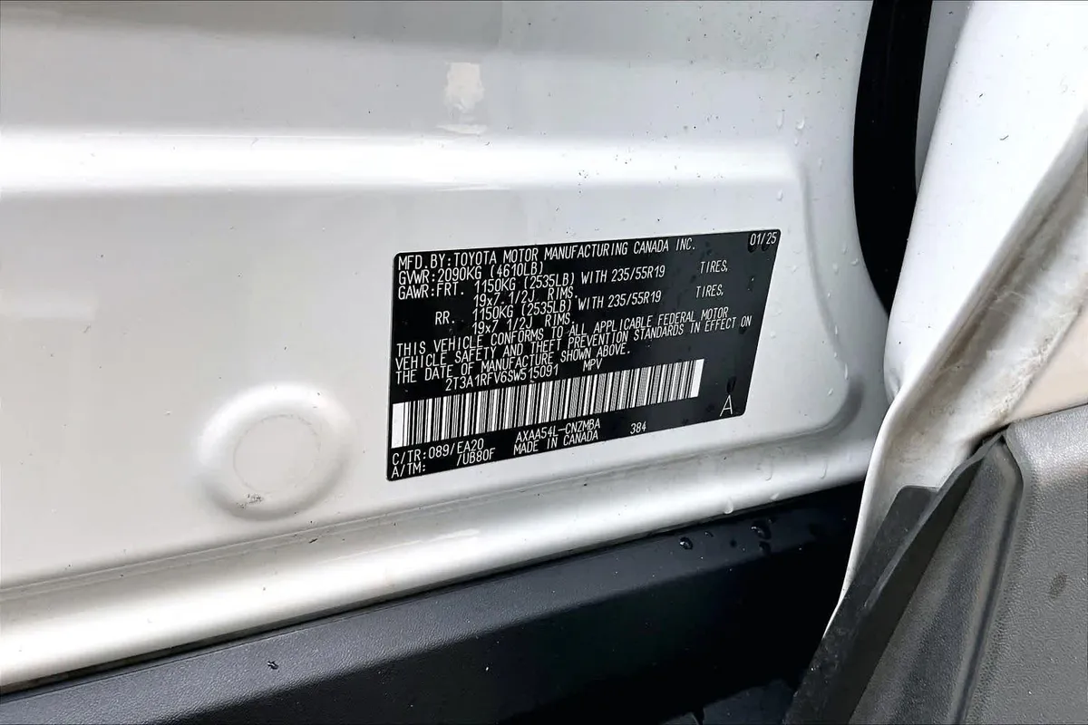 2025 Toyota RAV4 XLE Premium thumbnail 34