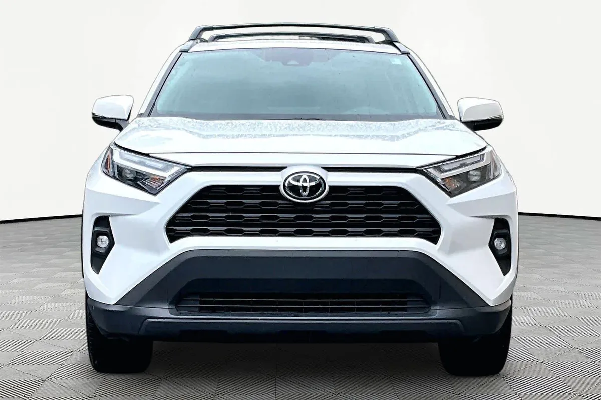 2025 Toyota RAV4 XLE Premium thumbnail 4