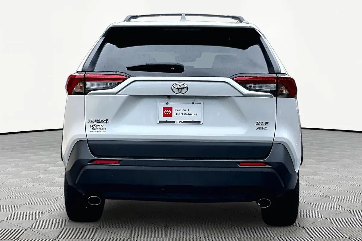 2025 Toyota RAV4 XLE Premium thumbnail 5