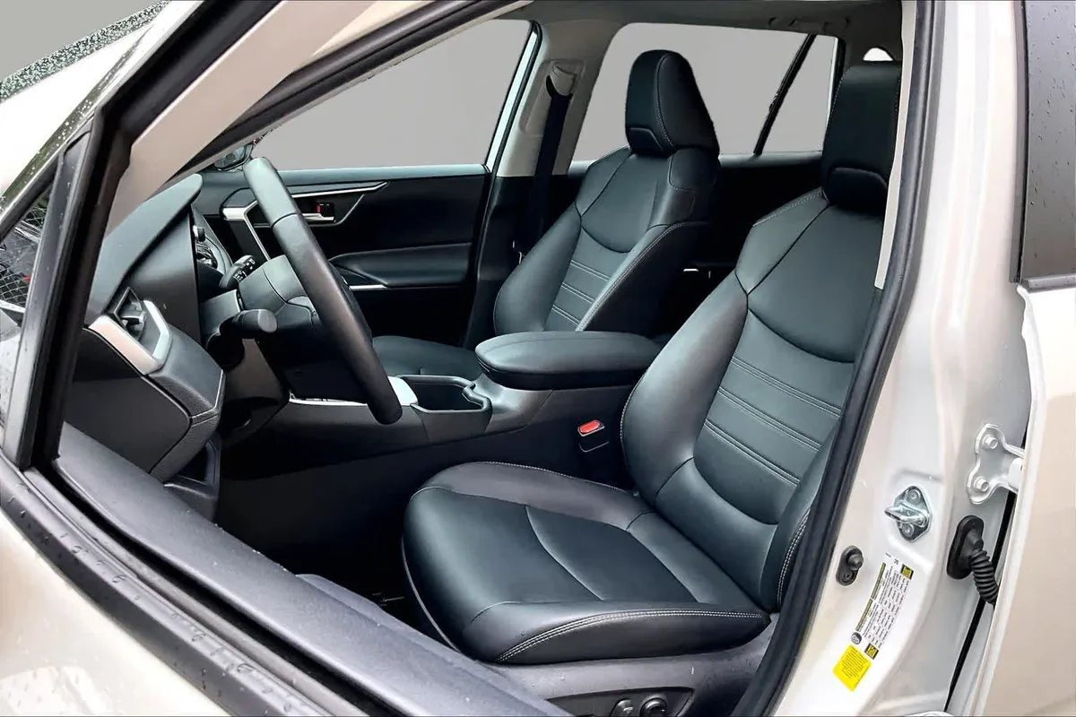 2025 Toyota RAV4 XLE Premium thumbnail 8