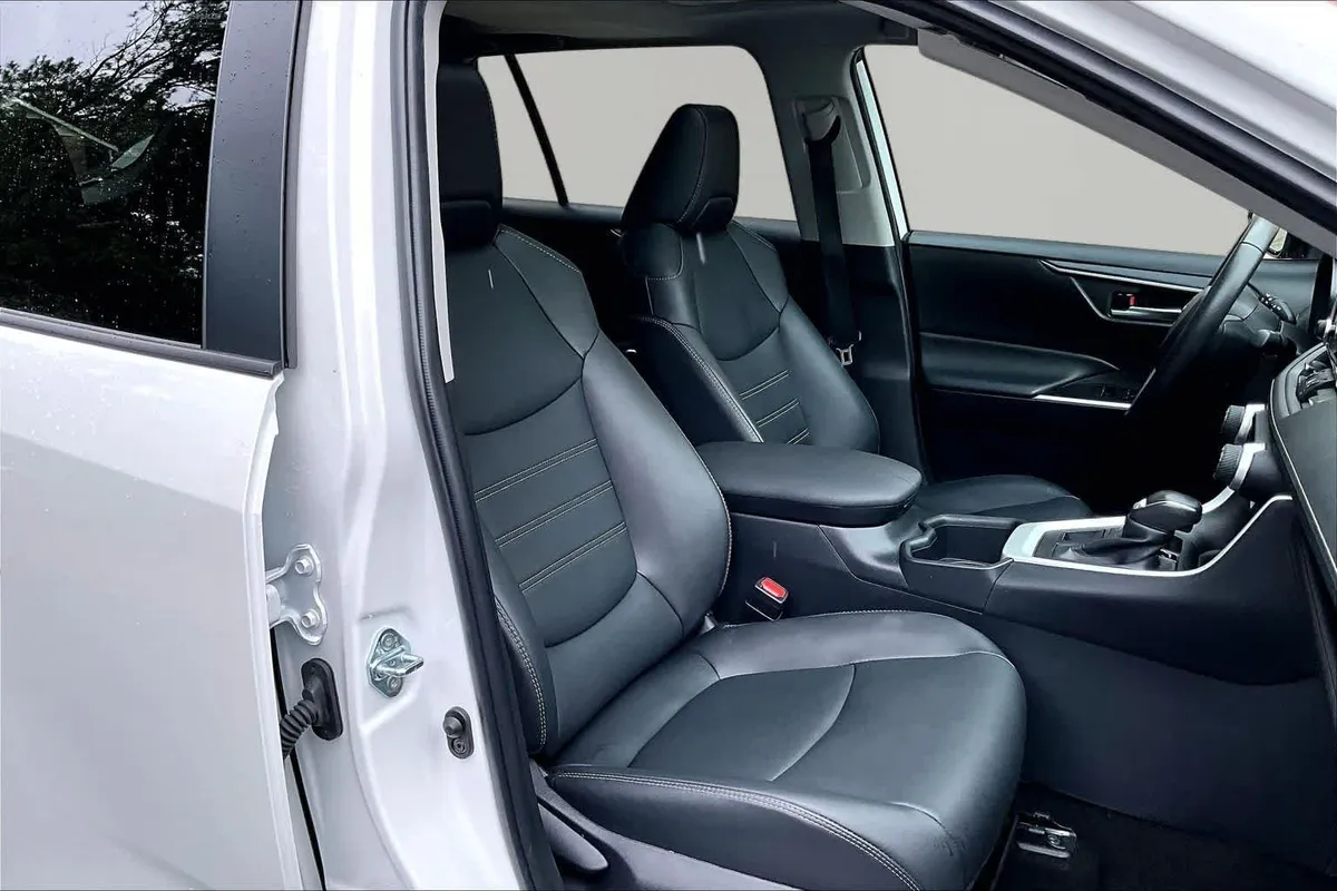 2025 Toyota RAV4 XLE Premium thumbnail 9