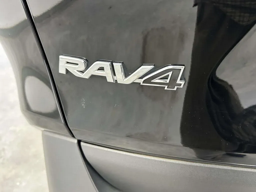 2025 Toyota RAV4 XLE Premium thumbnail 10