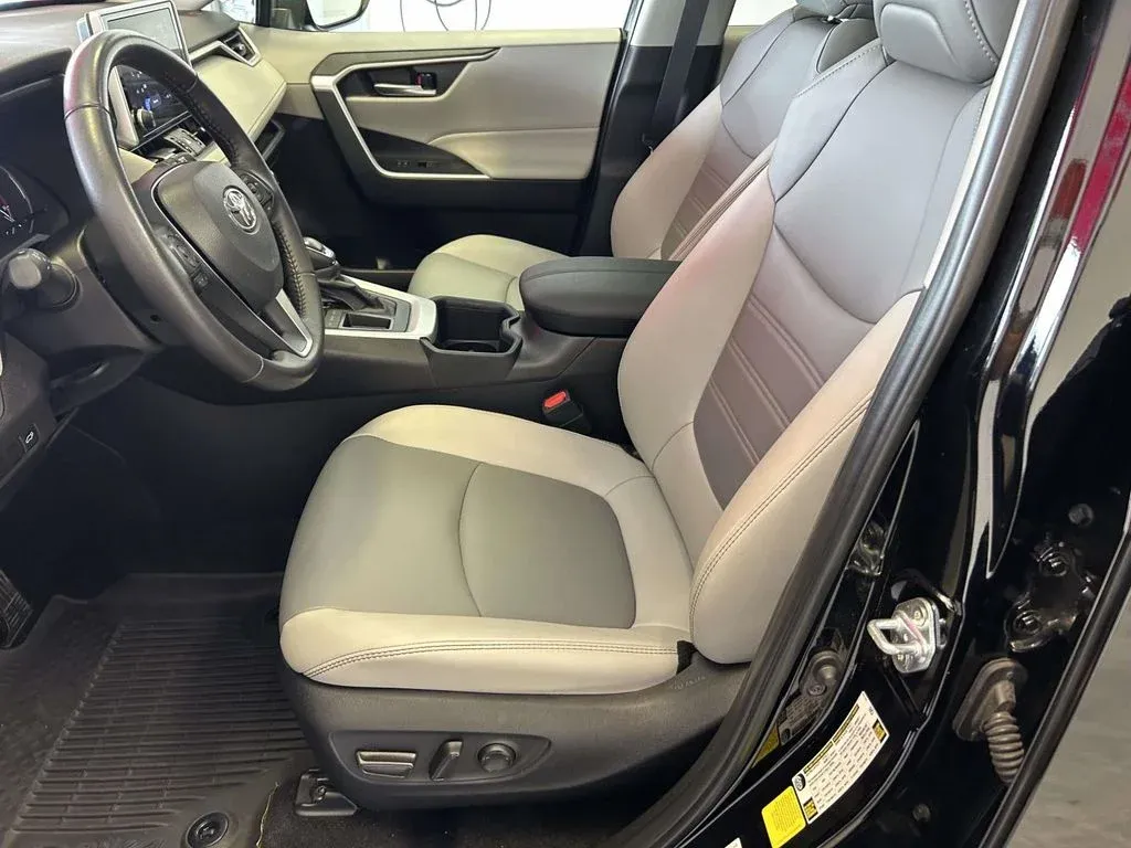 2025 Toyota RAV4 XLE Premium thumbnail 15
