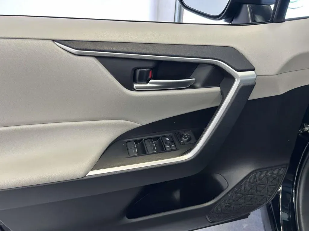 2025 Toyota RAV4 XLE Premium thumbnail 16