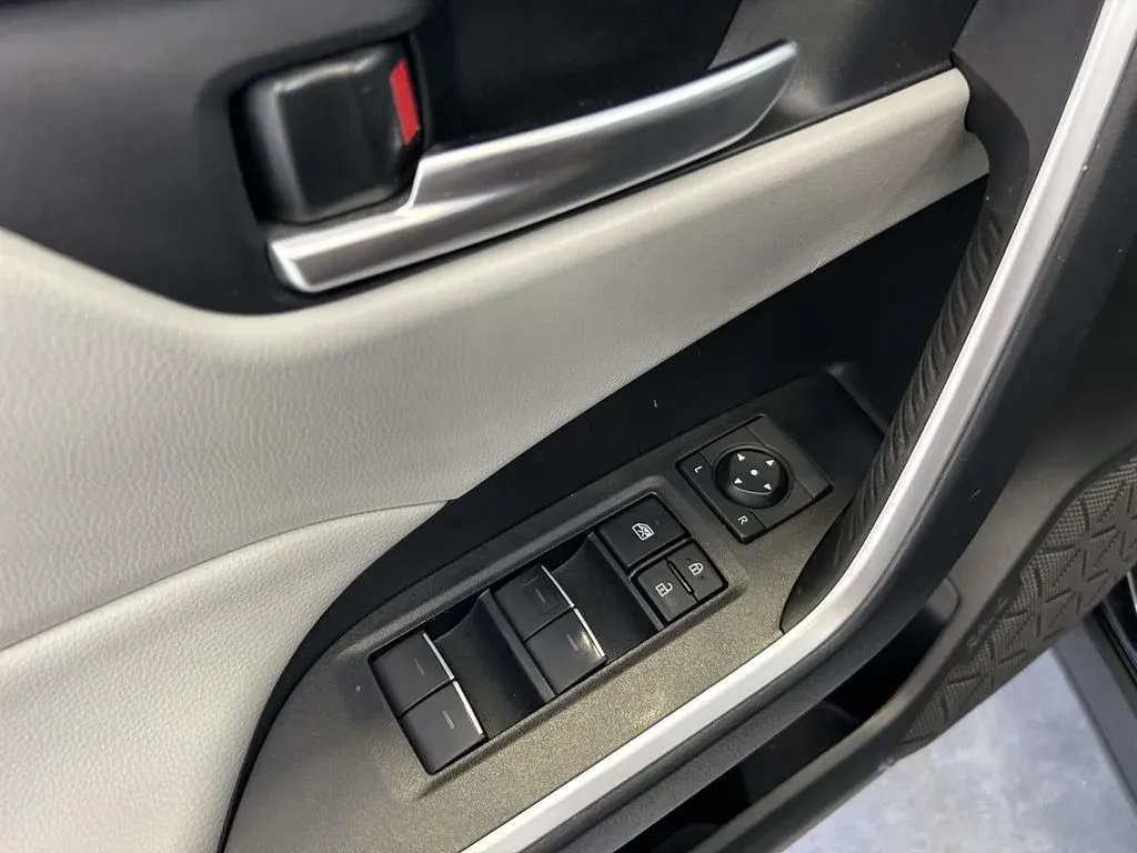 2025 Toyota RAV4 XLE Premium thumbnail 17