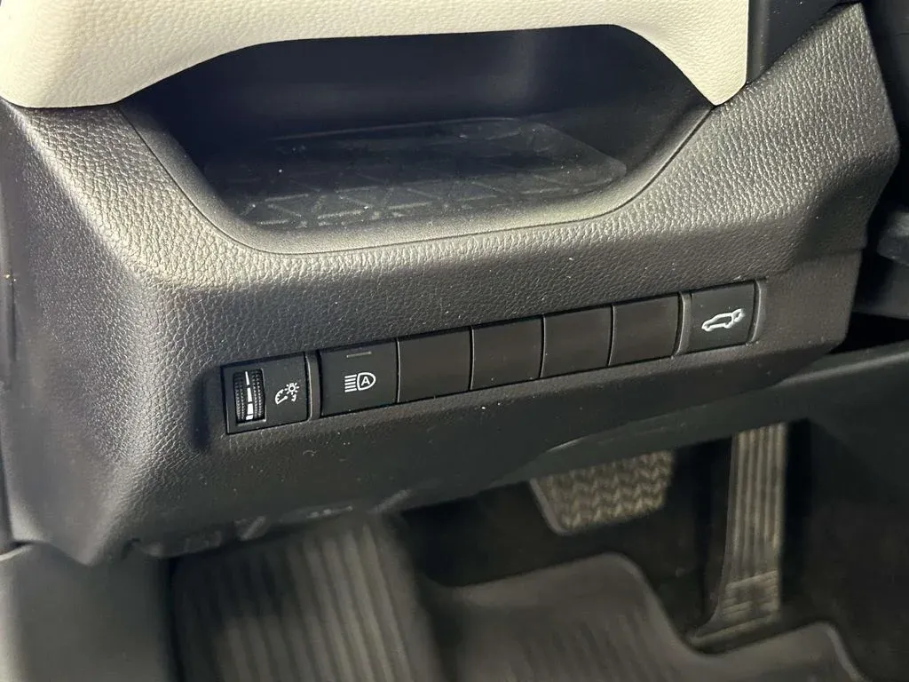 2025 Toyota RAV4 XLE Premium thumbnail 18