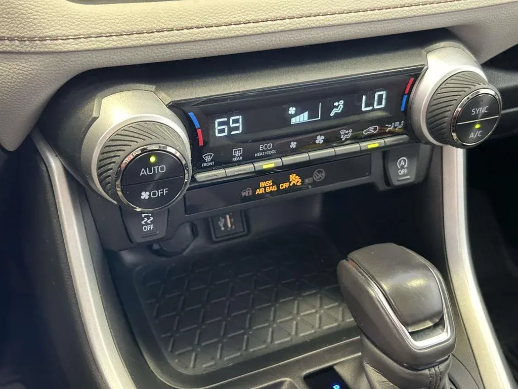 2025 Toyota RAV4 XLE Premium thumbnail 23