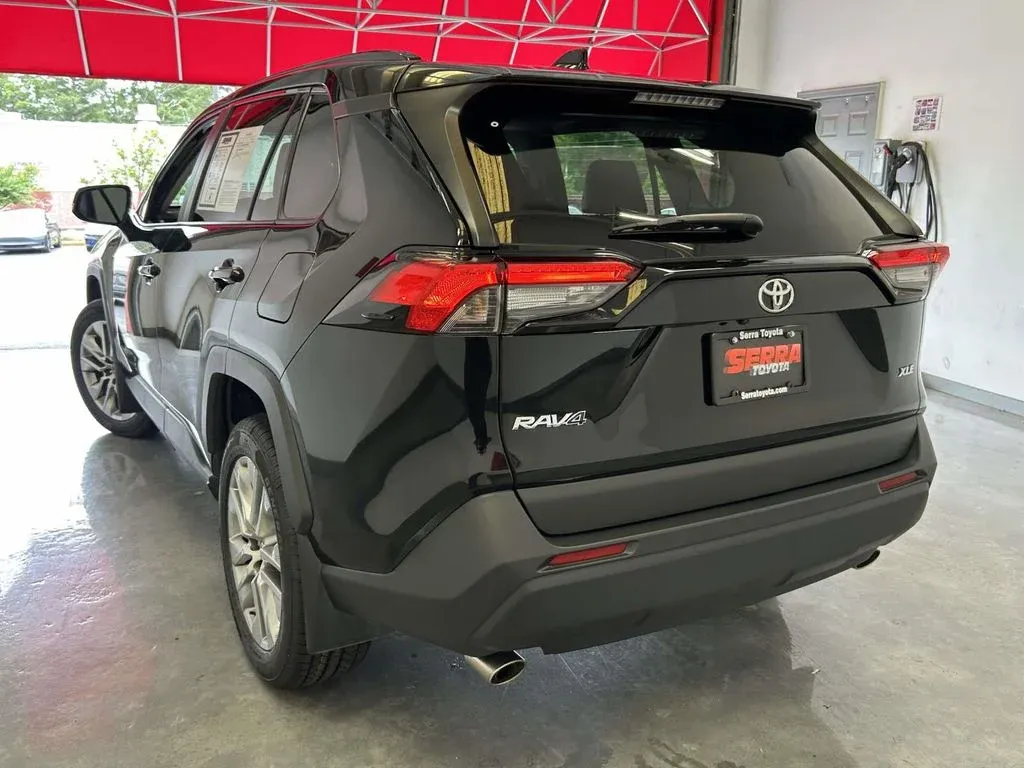 2025 Toyota RAV4 XLE Premium thumbnail 5