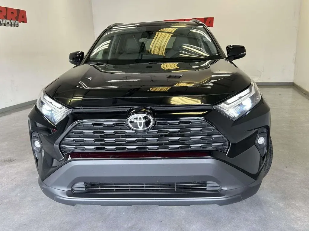 2025 Toyota RAV4 XLE Premium thumbnail 8