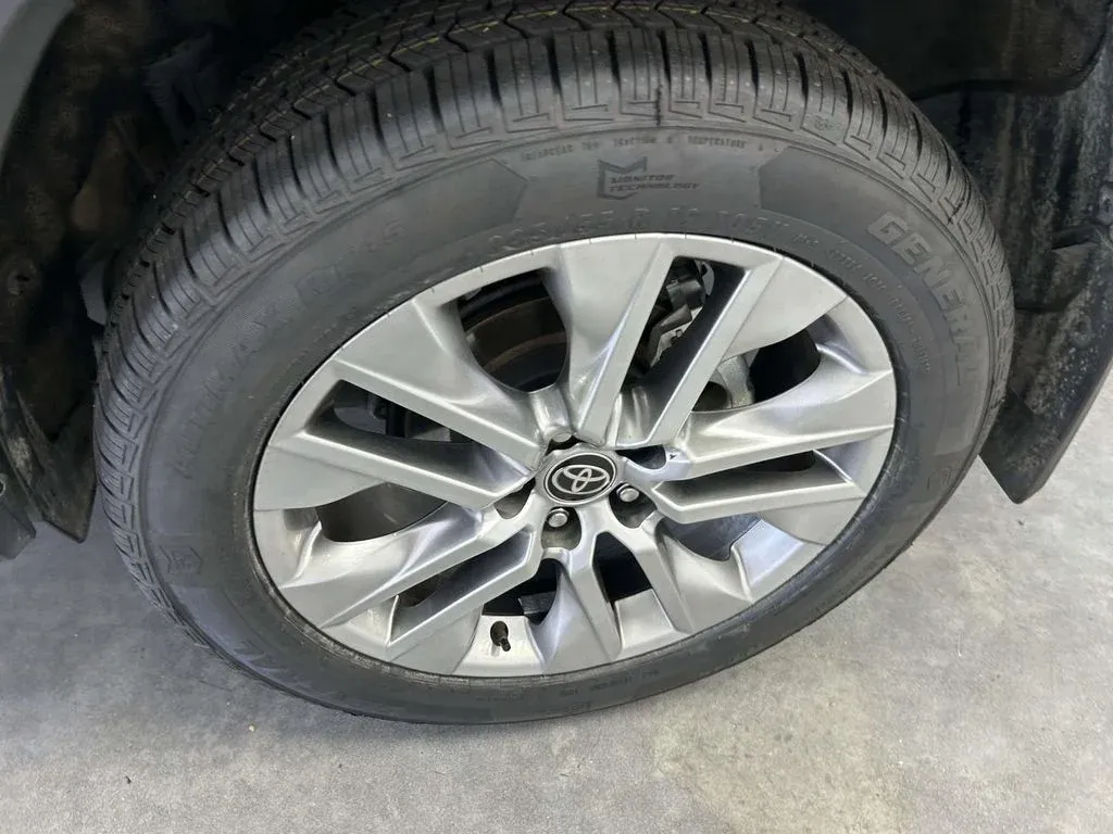 2025 Toyota RAV4 XLE Premium thumbnail 9