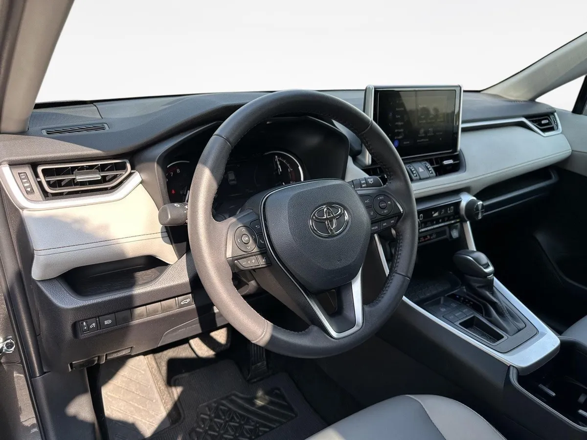 2025 Toyota RAV4 XLE Premium thumbnail 11