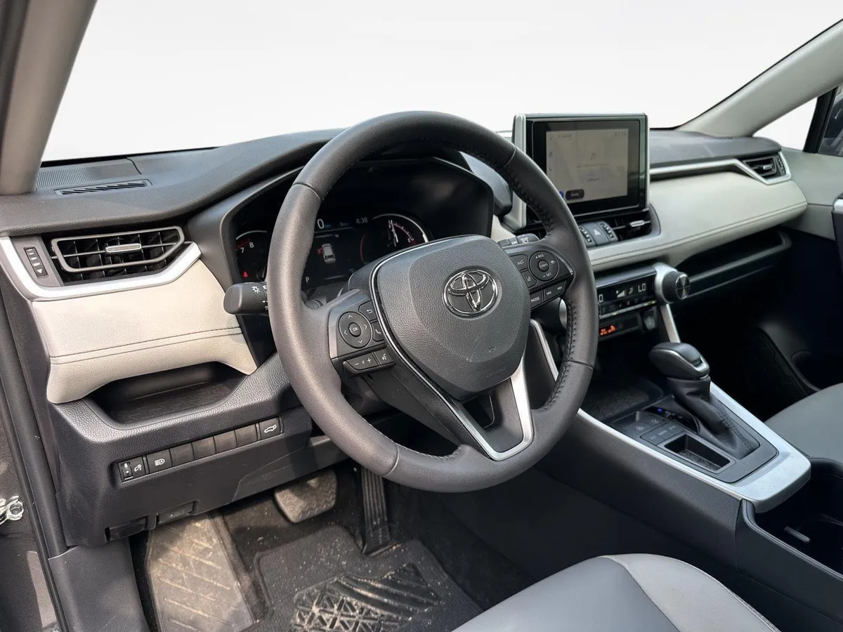2025 Toyota RAV4 XLE Premium thumbnail 11