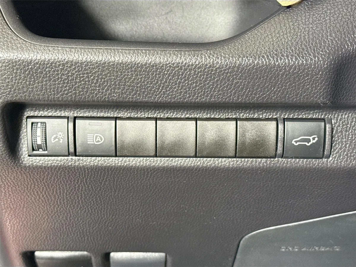 2025 Toyota RAV4 XLE Premium thumbnail 15