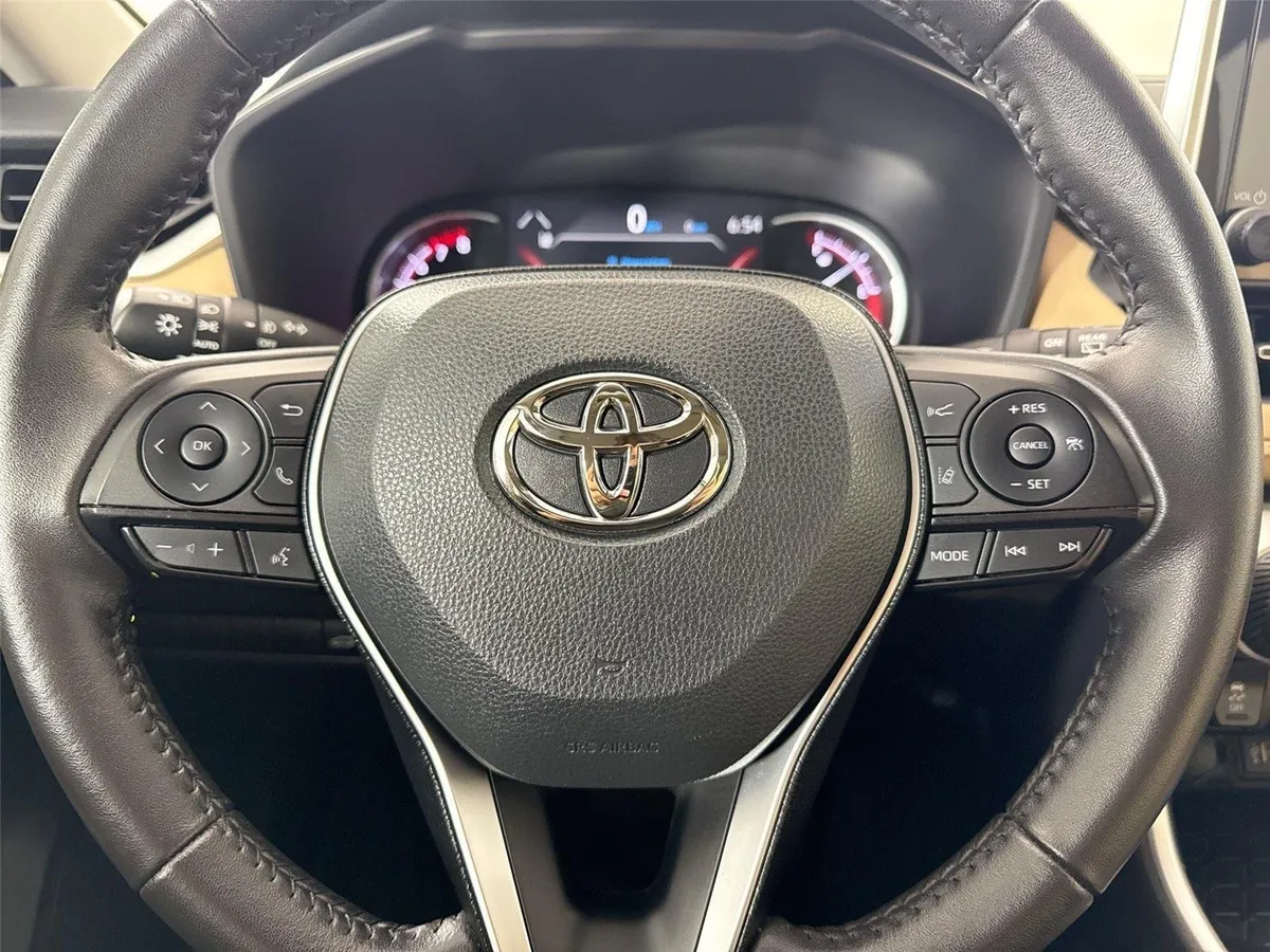 2025 Toyota RAV4 XLE Premium thumbnail 16