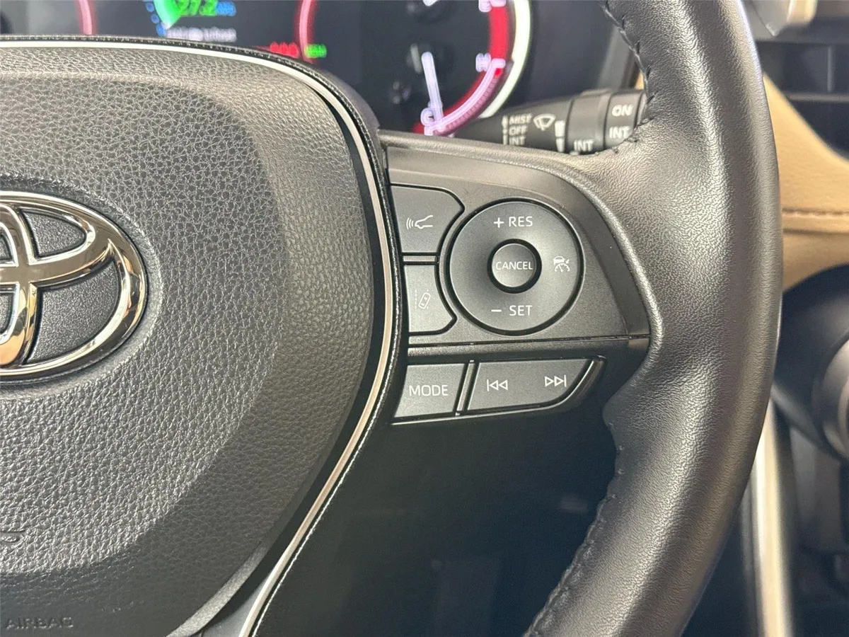 2025 Toyota RAV4 XLE Premium thumbnail 18