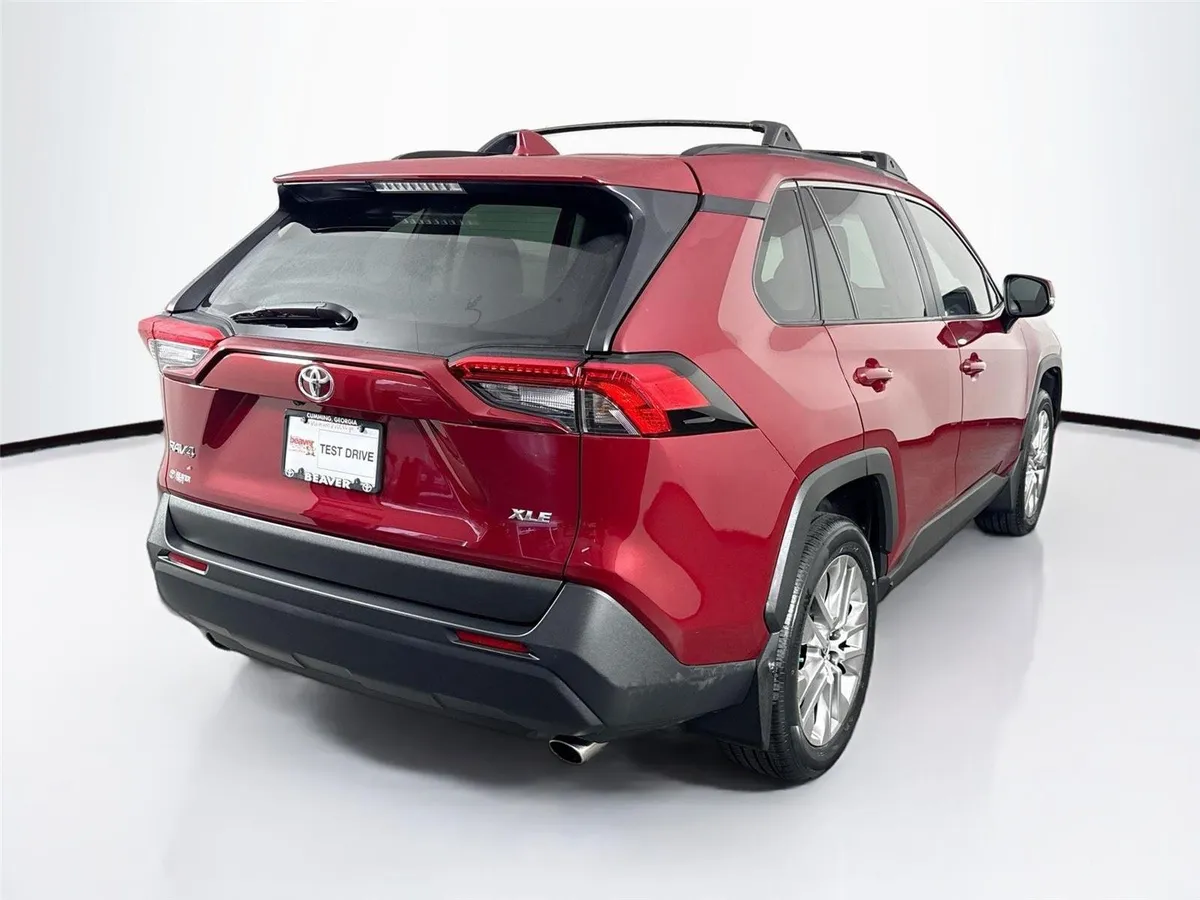 2025 Toyota RAV4 XLE Premium thumbnail 2
